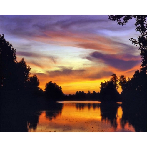 USA, Oregon Sunset reflecting in Columbia Slough